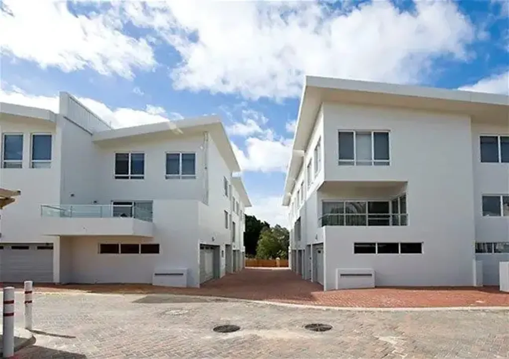 3 STOREY SPACIOUS TOWNHOUSE IN STRATEGIC NEAR CITY CENTRAL LOCATION.