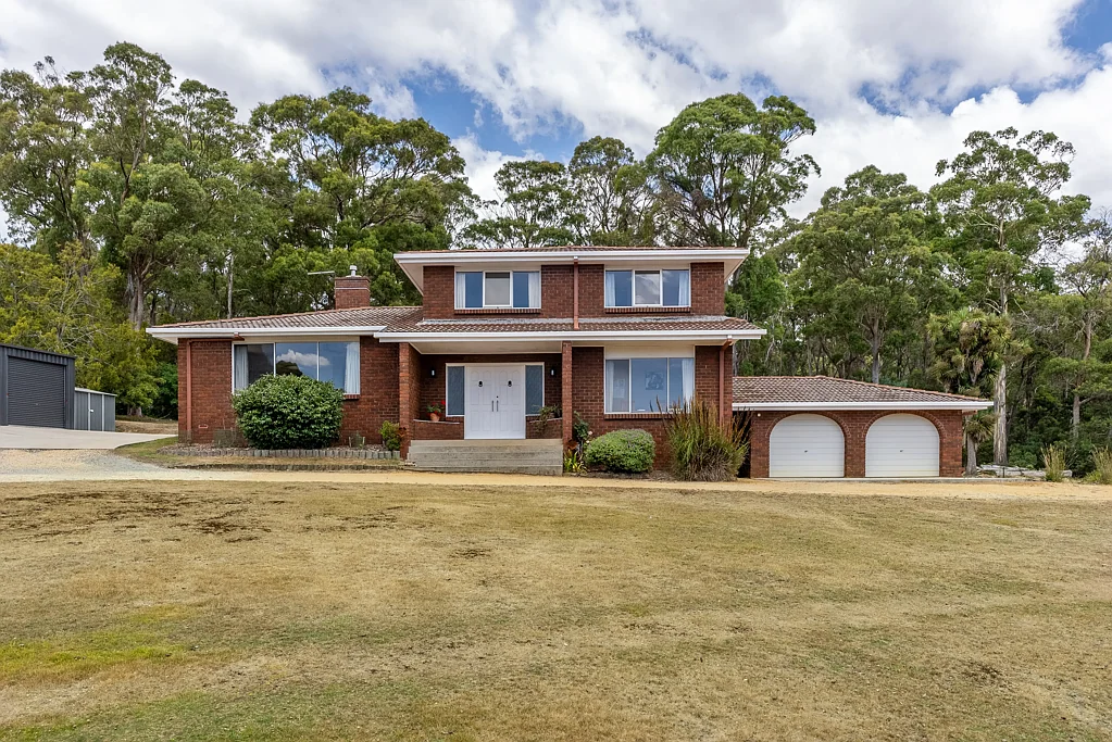 Deviot 4Kwarto Spacious Family Home with Established Wine Tour Business - A Rare Opportunity!