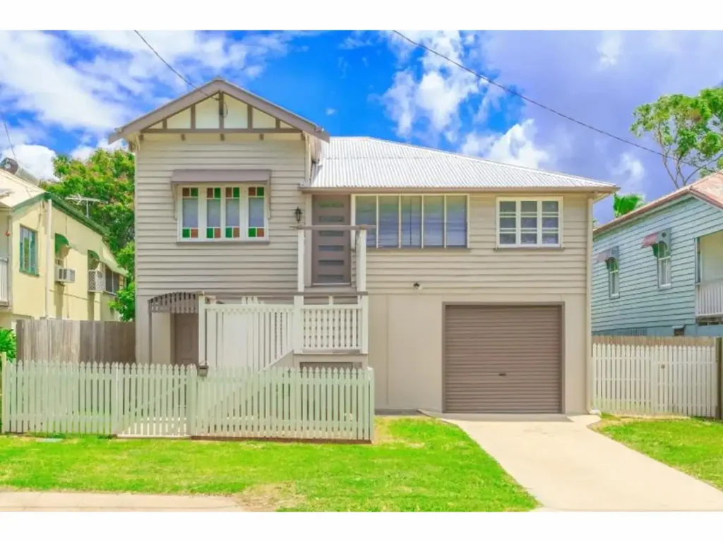 SPACIOUS & STYLISH FAMILY HOME IN THE HEART OF WANDAL