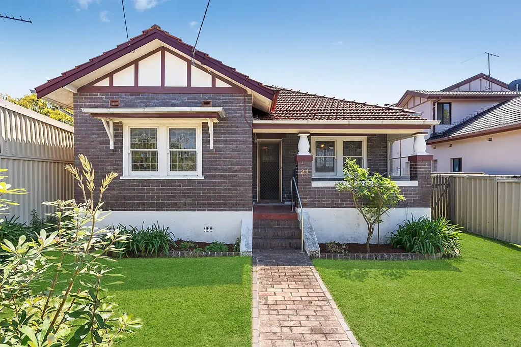 Bexley 2房 优雅砖木平房 西北朝向地块 经典木材框架 彩绘玻璃窗 拱形天花板 宽敞卧室 浴室浴缸 阳光后院 扩建潜力 静谧角落 Character Filled Home is a Blank Canvas with Potential on Sunny Block