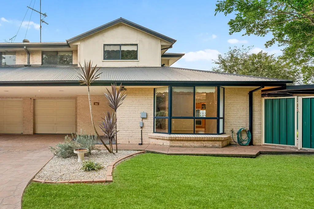 Penrith 3Phòng ngủ Centrally Located Spacious Family Living with No Strata Fees!