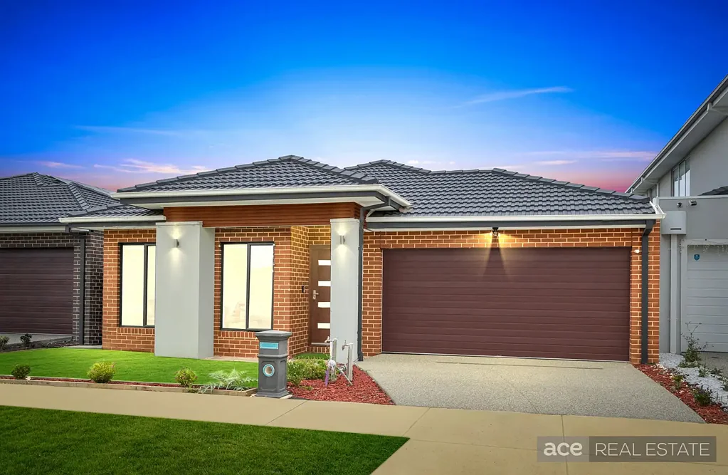 Wyndham Vale 4房 四卧家庭住宅 现代装修 高天花板 设备齐全厨房 主卧带内浴 全年舒适供暖 户外娱乐空间 双车位车库 近购物中心 傍好学校 Stylish Family Living in a Prime Wyndham Vale Location
