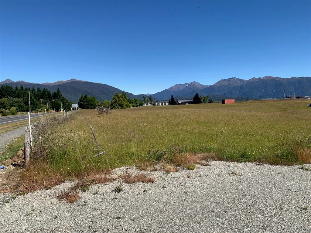 Te Anau  7831m2 Section with SH 94 Frontage