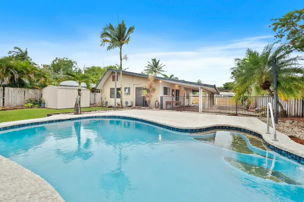 Holloways Beach 3 Bedroom Coastal Retreat home with Pool