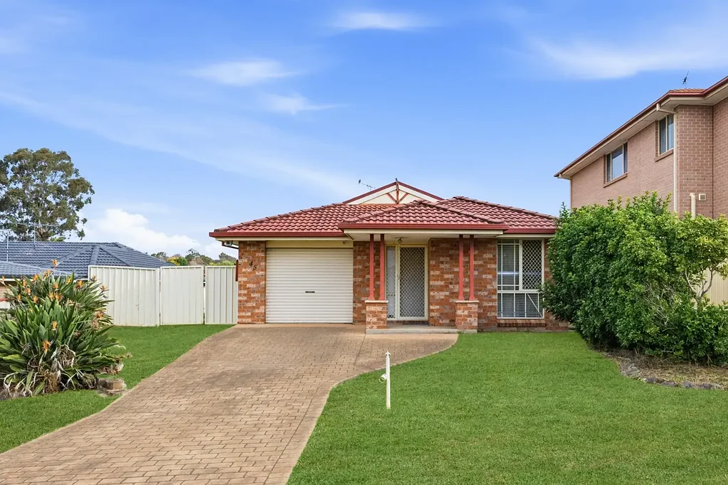 Narellan Vale 3房 Narellan Vale核心地段 474.6平米宽幅地块 三卧带套间浴 主卧套间浴 功能厨房燃气灶 全屋空调 后院宽敞 单车库 Family home in convenient location
