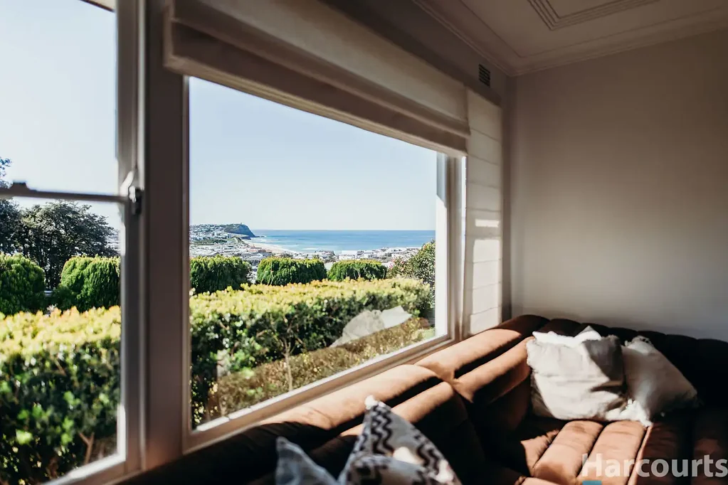 Merewether 3 Slaapkamer Wake Up to One of Merewether's Most Breathtaking Views - With Unlimited Future Development Potential.