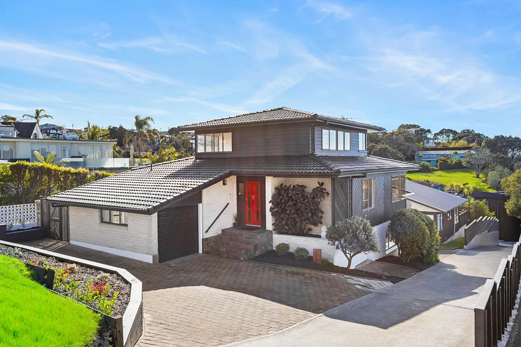 Murrays Bay 3 Slaapkamer A coastal classic with exceptional sea views