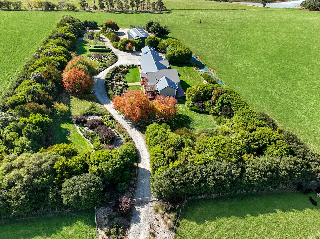 Thorpdale  Modern Sustainable Living on 53 Acres - Stunning Views & Versatile Land