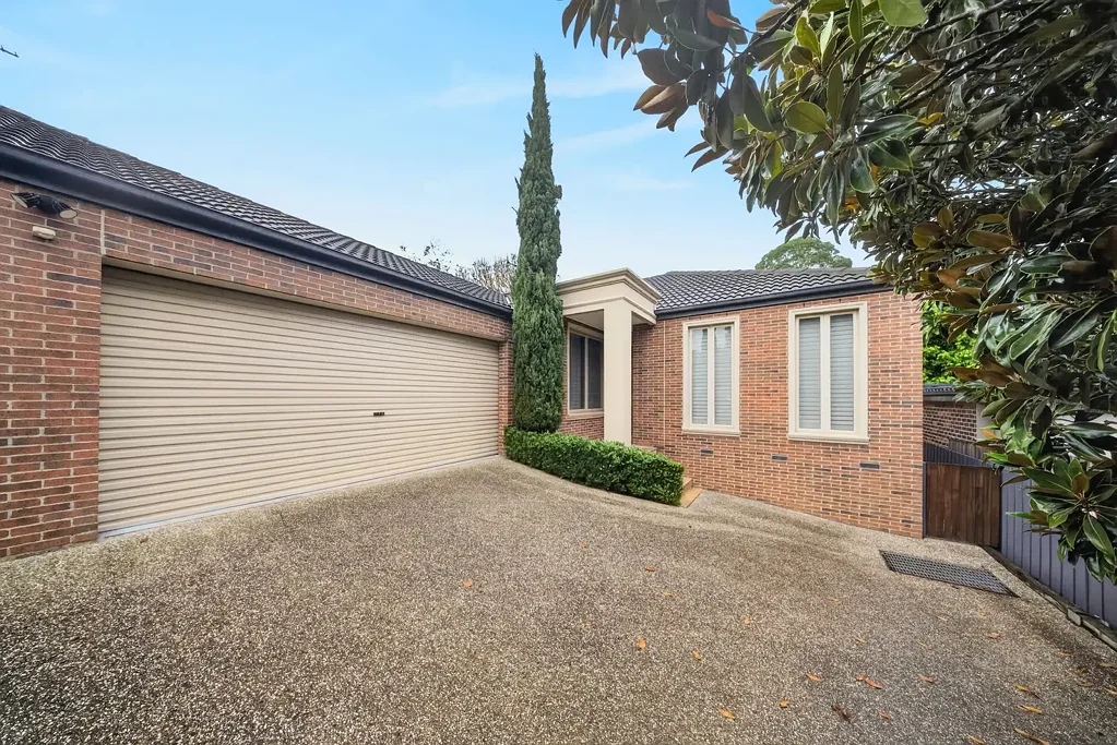 Luxury Living in Prime Glen Iris Location ( Gardener Included )