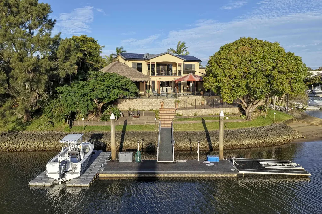 Broadbeach Waters 5غرفة نوم A Grand 1,249m2 Point Position Waterfront Property