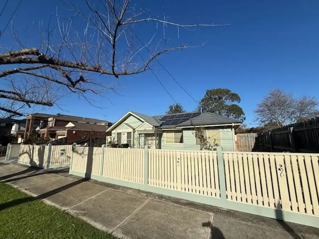 Family-Sized, Entertainer's Home!