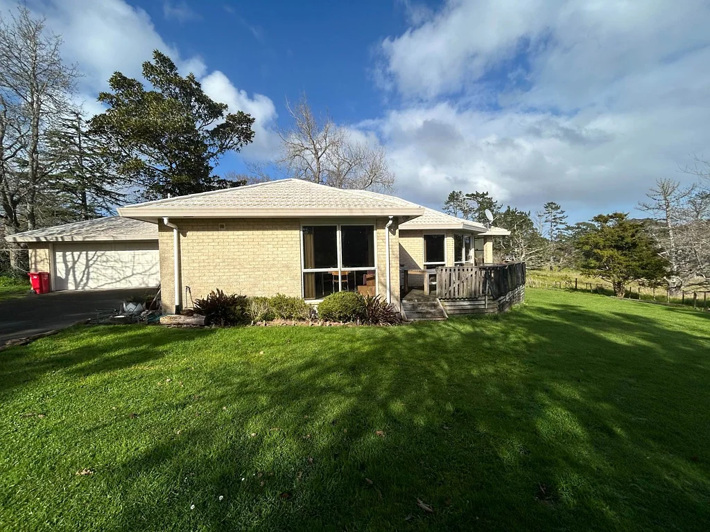 BRICK & TILE HOME 3 bedrooms plus a study