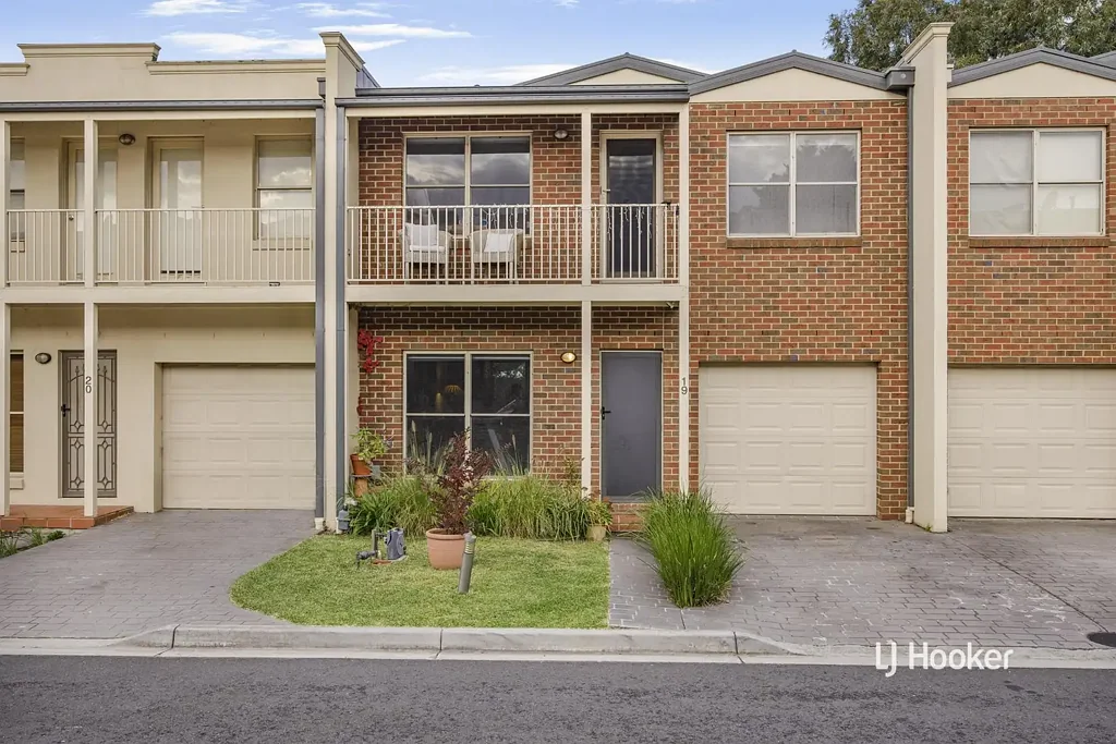 Point Cook 3 Bedroom Parkland Views - Townhouse Boasting Two Balconies
