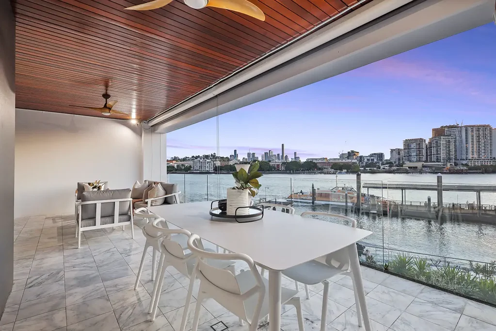 Bulimba 3غرفة نوم Prestige Riverfront Apartment with City Views in Prime Bulimba Location