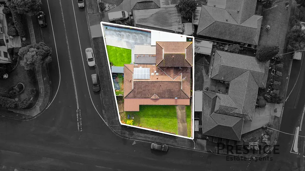 Bossley Park 5غرفة نوم Corner Block with Self-Contained Sleepout & Dual Driveway Access