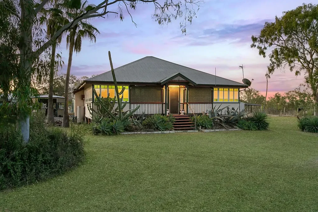Bouldercombe 5房  Beautiful Acreage Queenslander – Peaceful Property Among the Gum Trees