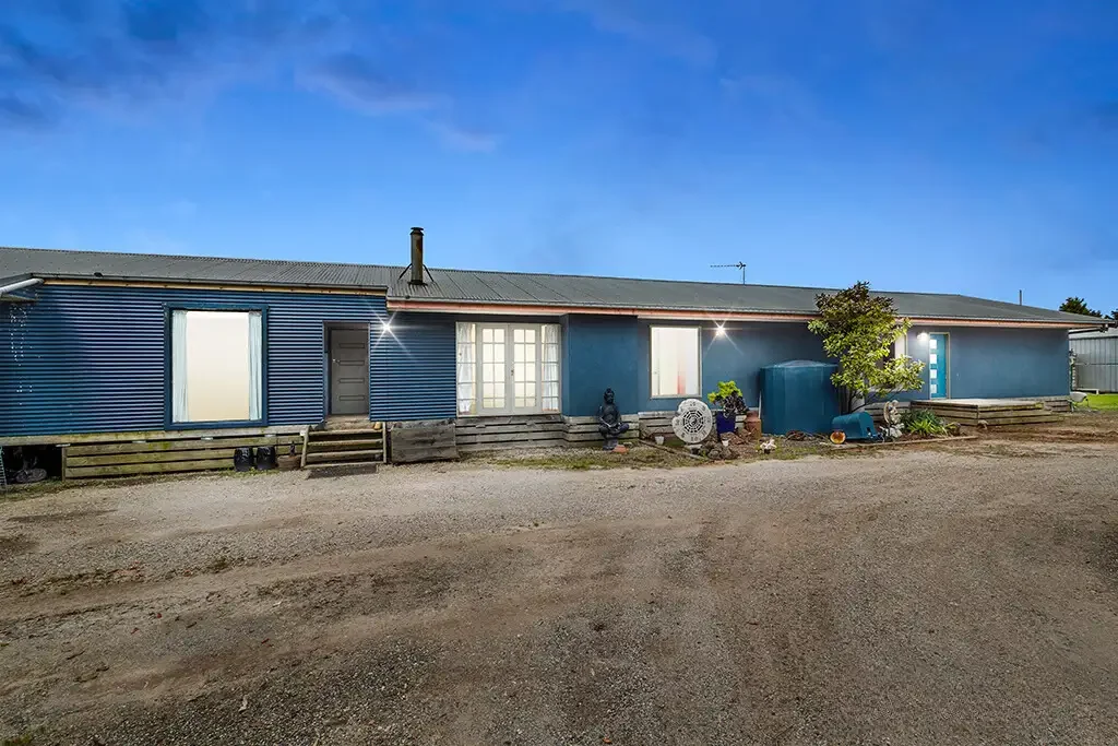 Entertainers Dream with Plenty of Shedding-Approx 6.1 acres