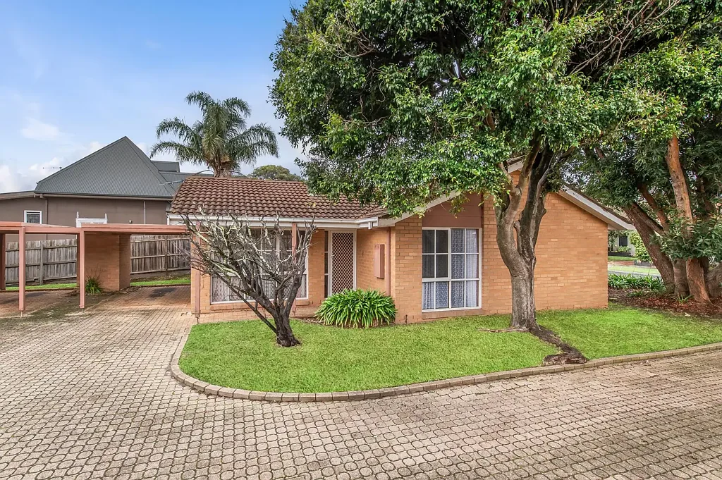 Frankston 2房 海滨瑰宝 Frankston核心 两卧宽敞 主卧带柜 起居明亮 省步厨房 车库储物 漫步海滩 咖啡餐厅 无限潜力 Location. Location. Location.