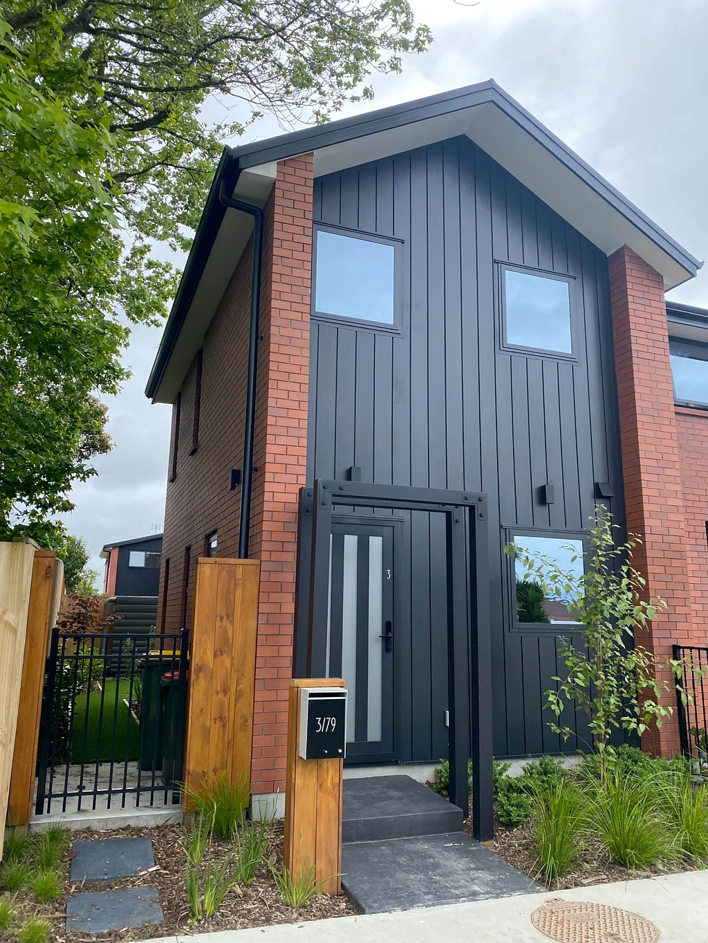 Spacious & Sunny 1 Bedroom!