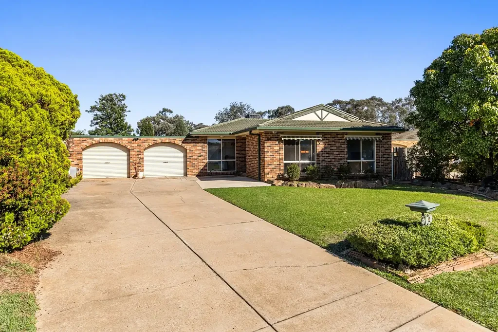 5 Bamarook Crescent, Glenfield Park, NSW 2650