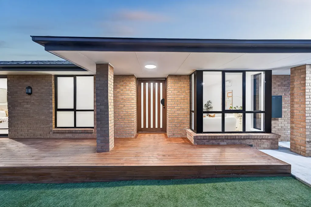 Carnegie 3कमरा Contemporary Elegance, Single-Level Ease and Designer Finishes