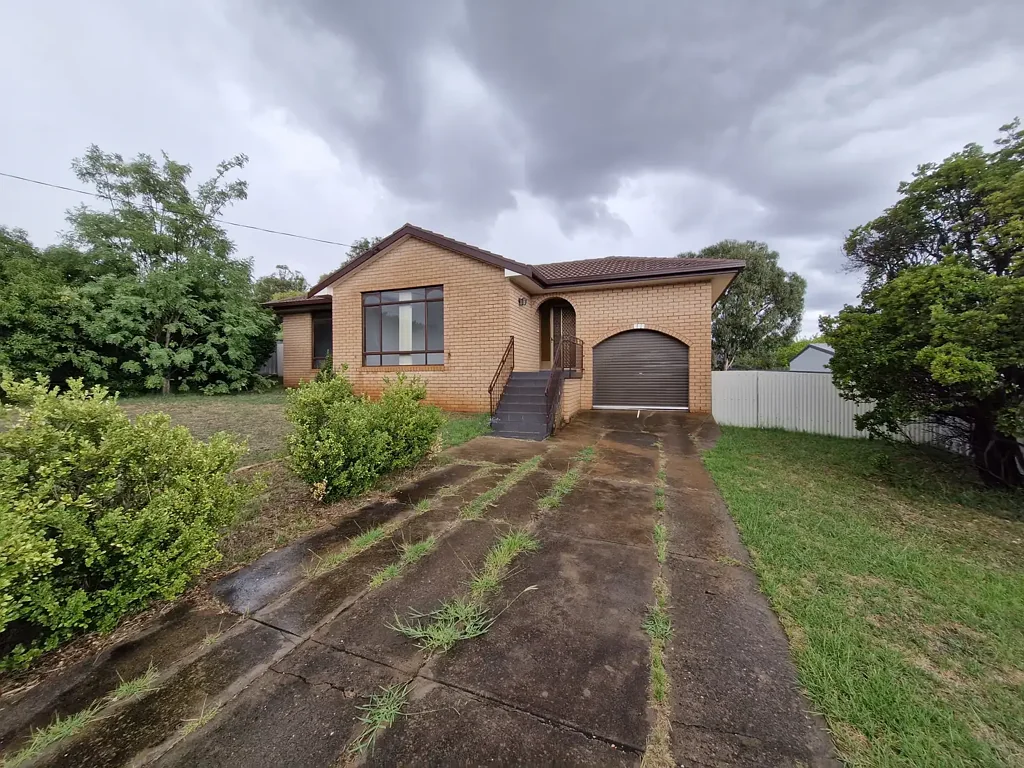 FAMILY HOME IN DUNEDOO WITH LARGE BACKYARD