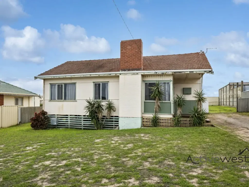 Geraldton 3ਬੈੱਡਰੂਮ Centrally Located Home on a Great Block with Rear Access