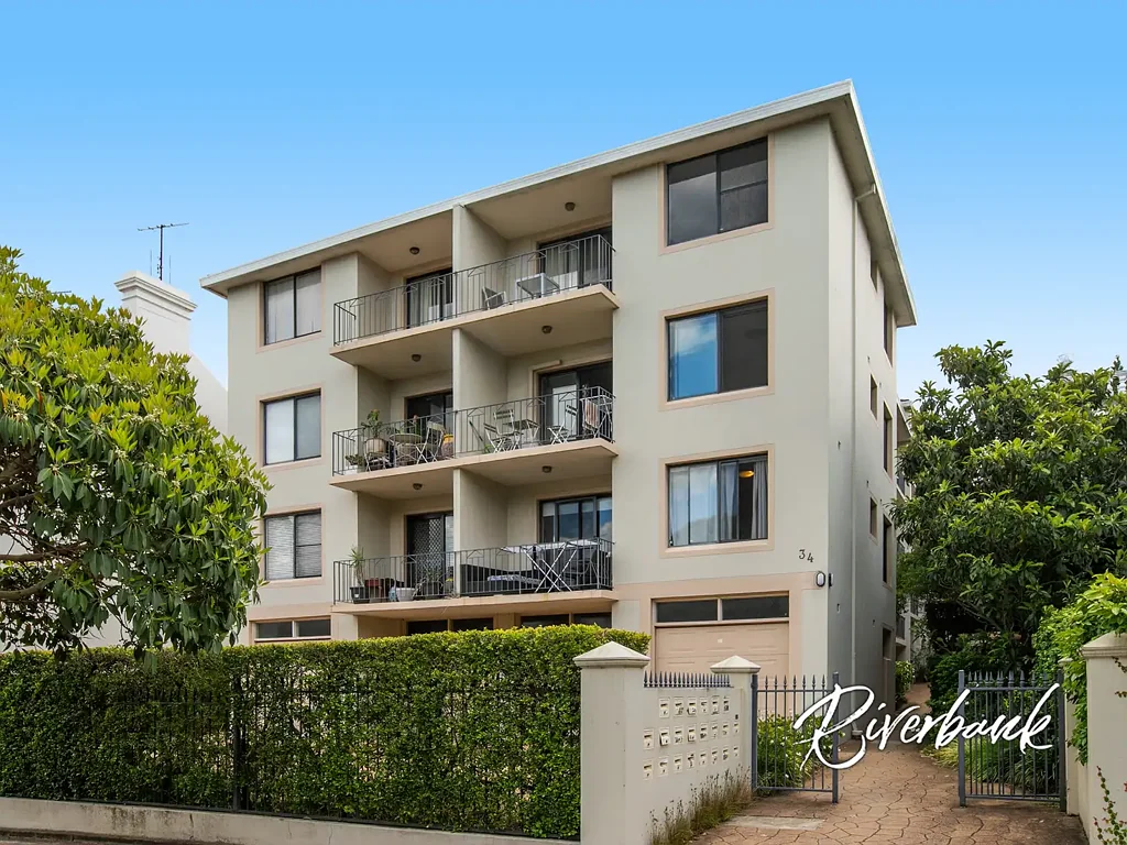 Annandale 2房 全新粉刷室内 新地毯卧室 开放式起居区 整洁厨房 洗衣设施 专用车库 安静综合楼 步行可达Village Stylish Inner-City Living in the Heart of Annandale