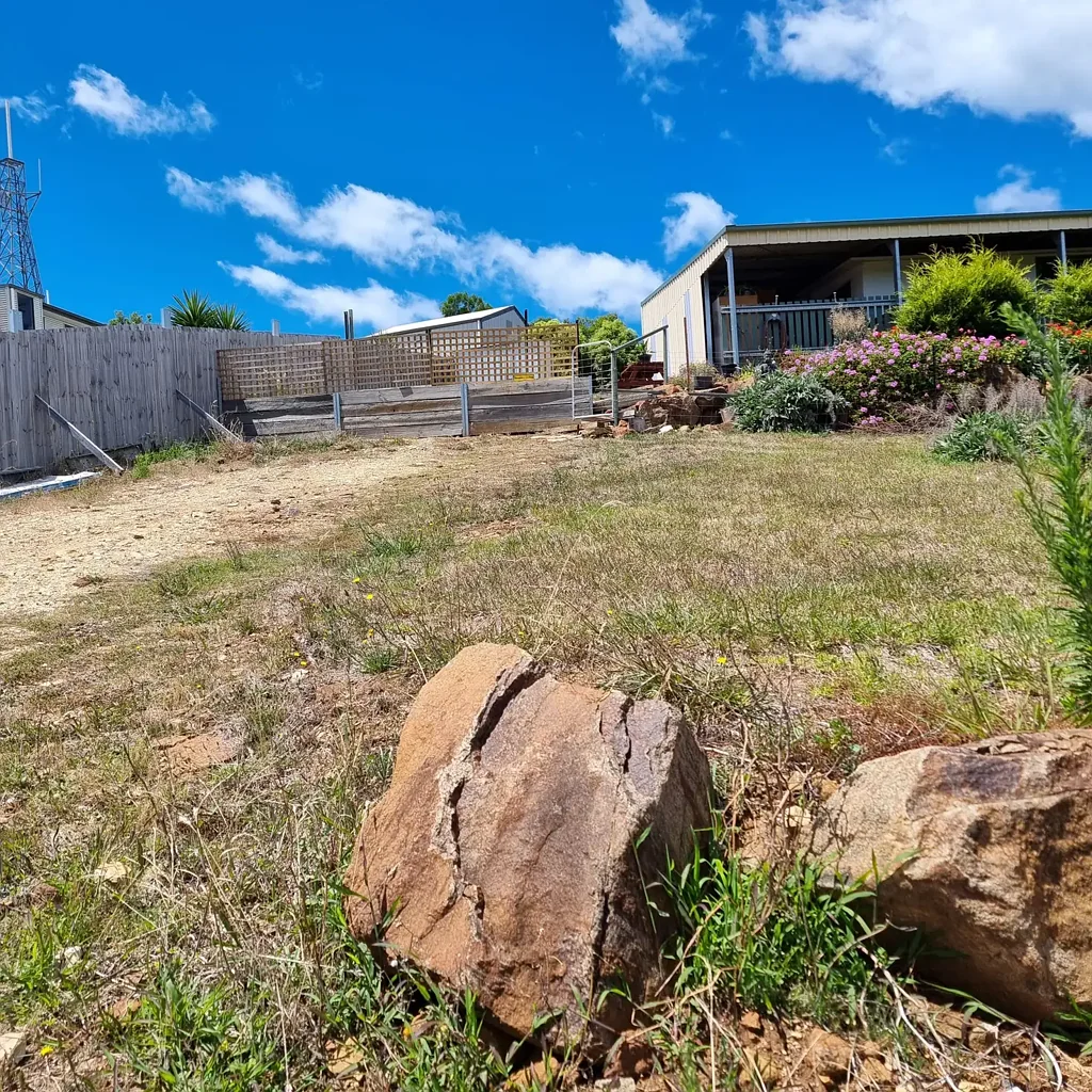 Swansea Large property with a permanent caravan and annexe, council approved on 970m2 block,bush outlook,5 minutes to shops and beaches. Very private and cosy