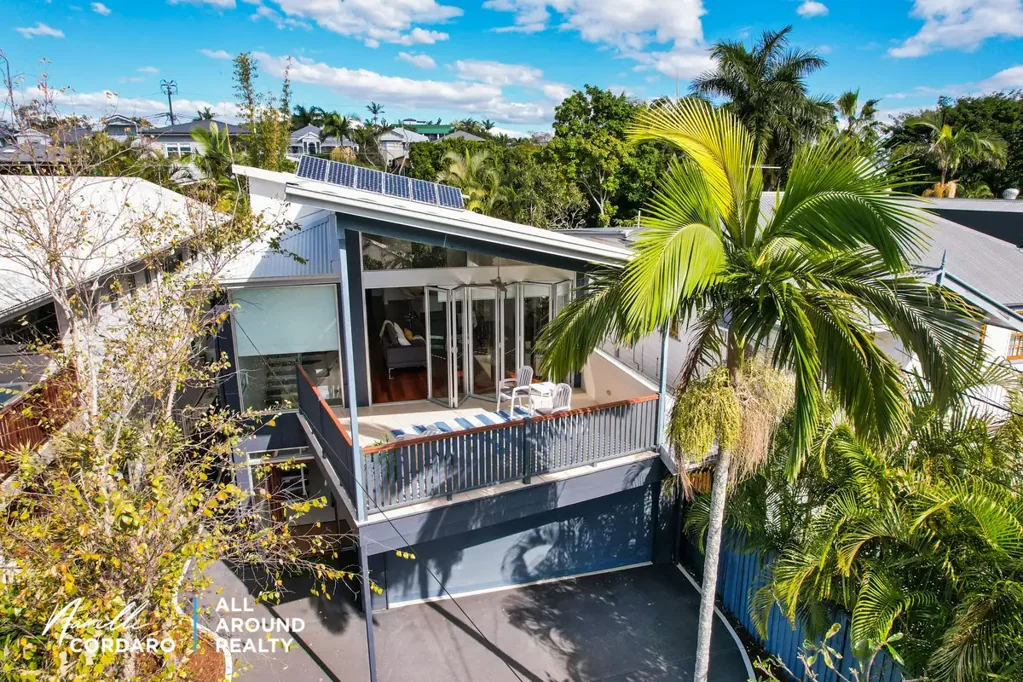 Norman Park 4房 Norman Park优越位置 405sqm地块 私密花园环绕 四卧两半浴 Miele厨房 城市景观视野 多功能空间 车库与存储 ELEVATED ELEGANCE - LARGE HOME - DUAL LIVING POTENTIAL - 5 MIN TO BRISBANE CBD
