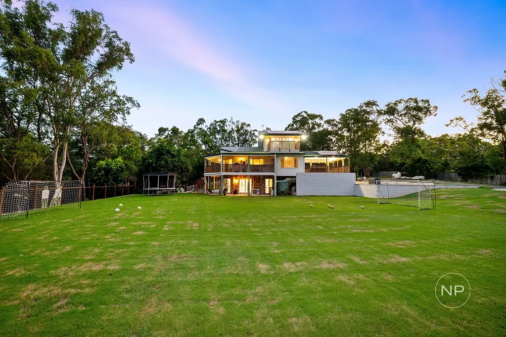 Warner 5chambre MODERN, TRI-LEVEL ACREAGE! POOL + SHED!