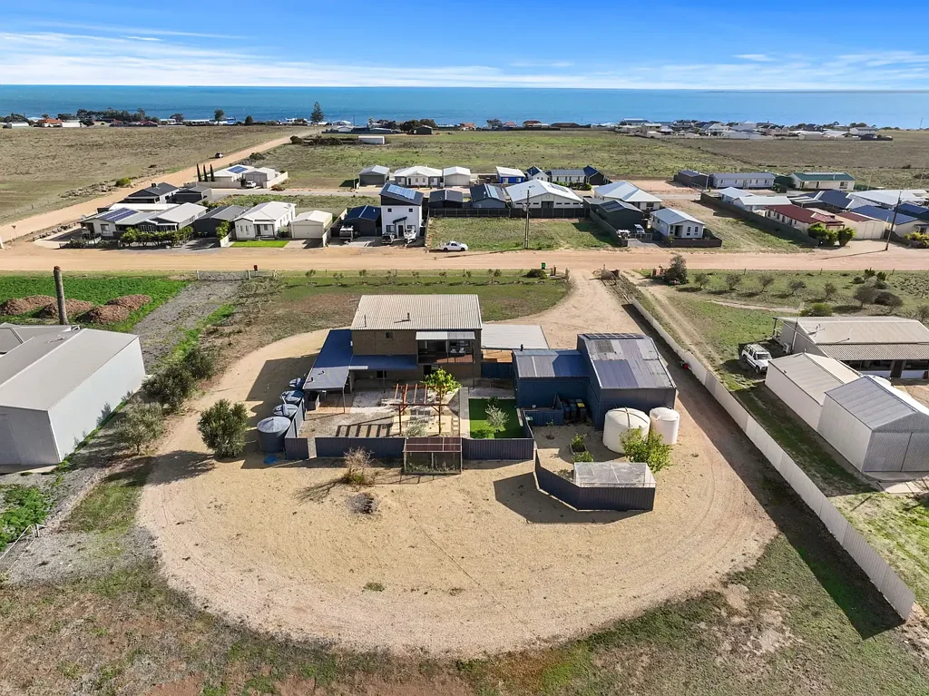 Port Victoria 4房  Quality Two-Storey Home with Great Views & Excellent Shedding