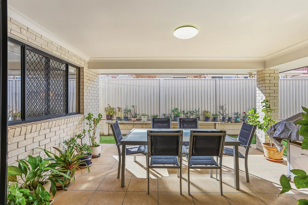 Wynnum West 4房 单层低层住宅 464m²总占地 207m²内部空间 四卧带步入式衣帽间 西向露台捕捉日落 太阳能低维护 空巢老人优选 水滨生活便捷 Outstanding Value with Quality Extras. Single Level Living