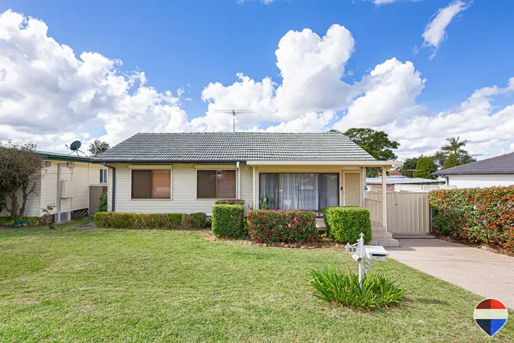 Cambridge Park 3Zimmer **Spacious Family Home on 696sqm with Duplex Potential (STCA) - Ideal for Investors & Growing Families