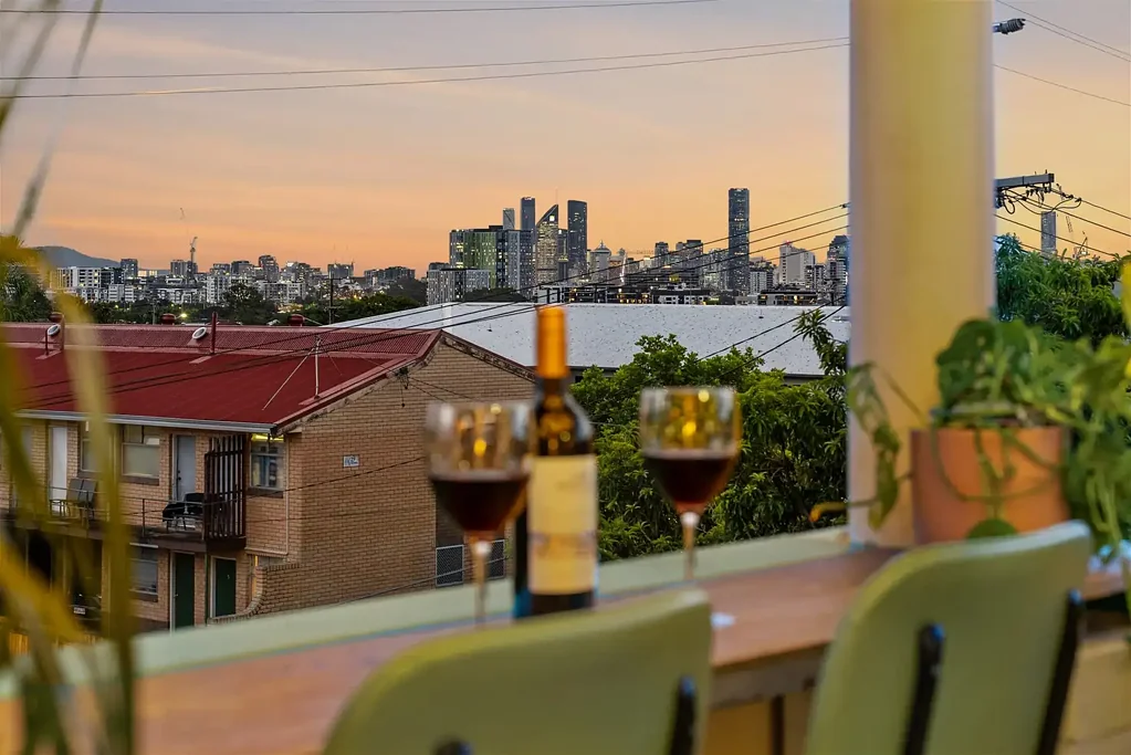 Greenslopes 2ห้องนอน Top Floor Living with City Views, Breezes & Beautiful Sunsets