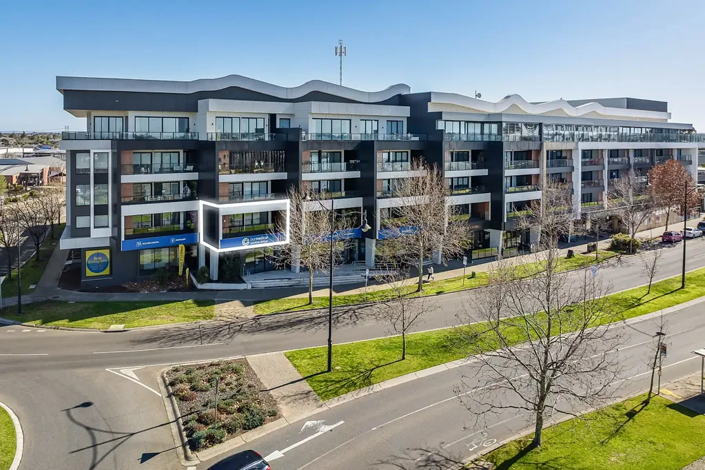 Caroline Springs 2कमरा 🌊 Lakeside Living with Stunning Views in the Heart of Caroline Springs