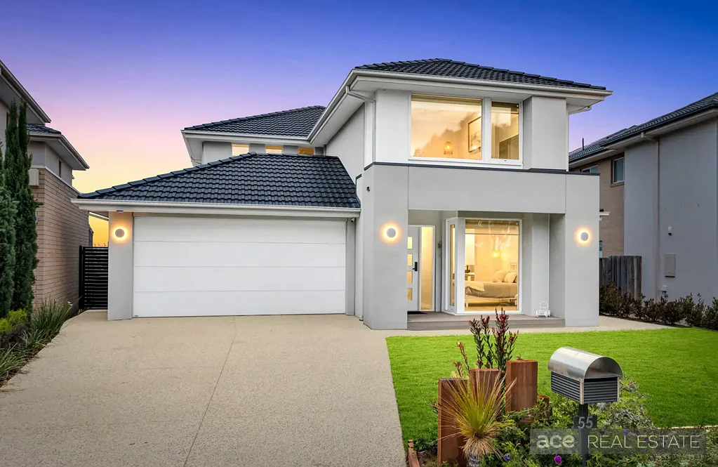 Point Cook 4chambre A Sanctuary Lakes Masterpiece with Panoramic Wetlands, Bay & City Views