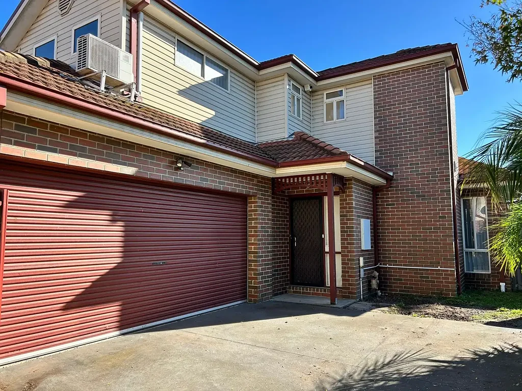 2 bedroom Townhouse close to Station Reserve
