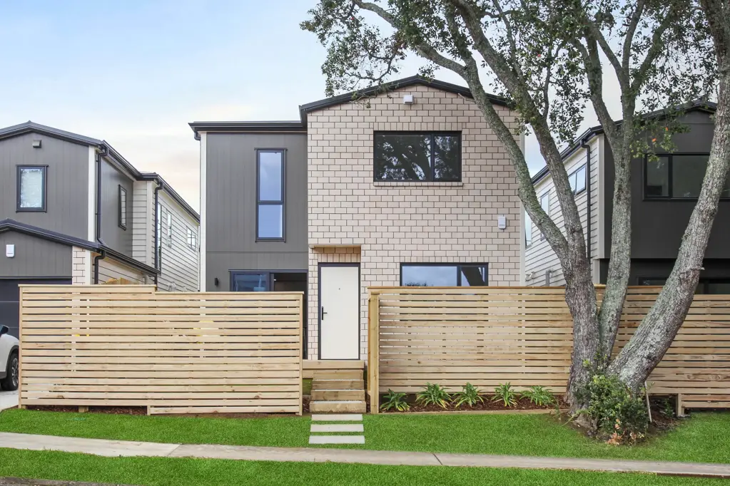 Botany Downs 4 Bedroom Quality Home, 2 Livings, 2 Parking, 180m2+ Inside!