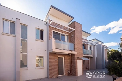 Berala 3 Slaapkamer Walk to Berala Station & Town Centre | Sun-Filled 3-Bedroom Townhouse