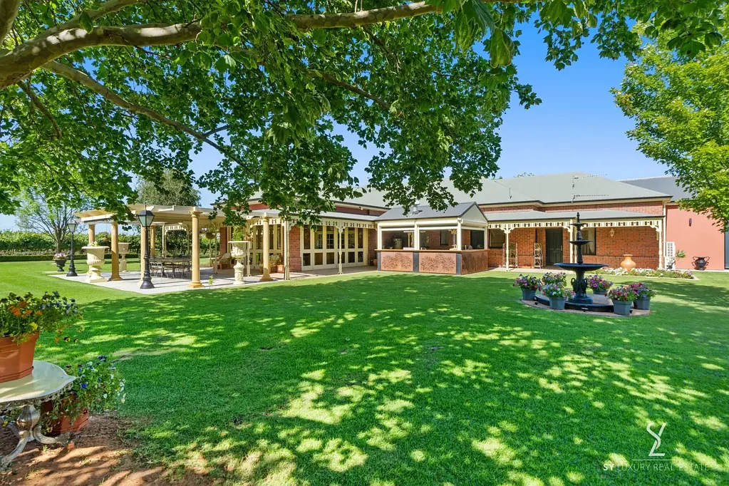 Renmark West 4部屋 Rural Elegance Redefined | The Riverland's Finest Estate