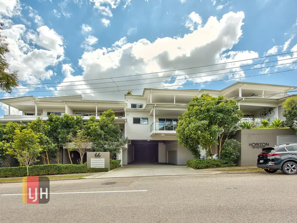 LARGE 3 BEDROOM UNIT WITH COURTYARD AND 2 CAR SPACES !