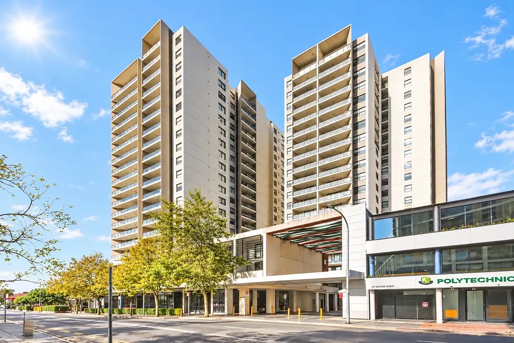Parramatta 2房 坐拥迷人城市与水景的两卧室公寓 Two-Bedroom Apartment with Stunning City & Water Views