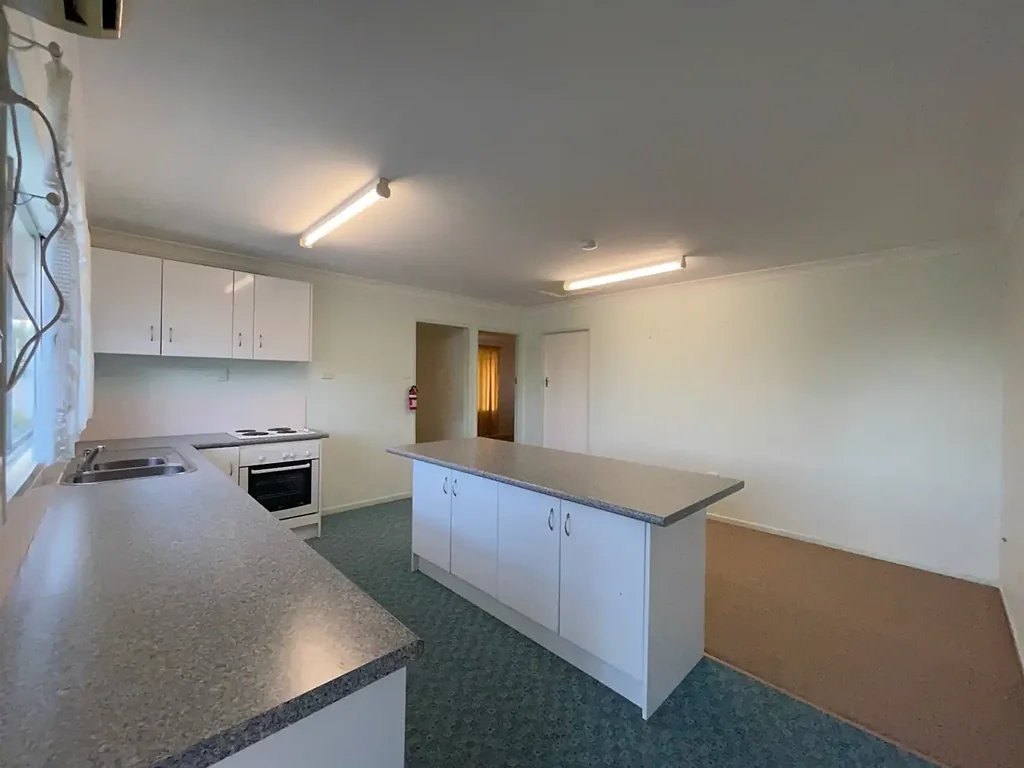 2-Bedroom High-Set Unit – Lawn Mowing Included
