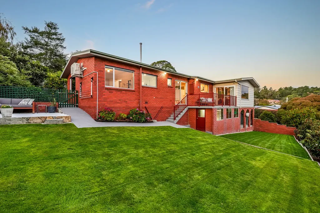 18 Cedar Street, Lindisfarne, TAS 7015