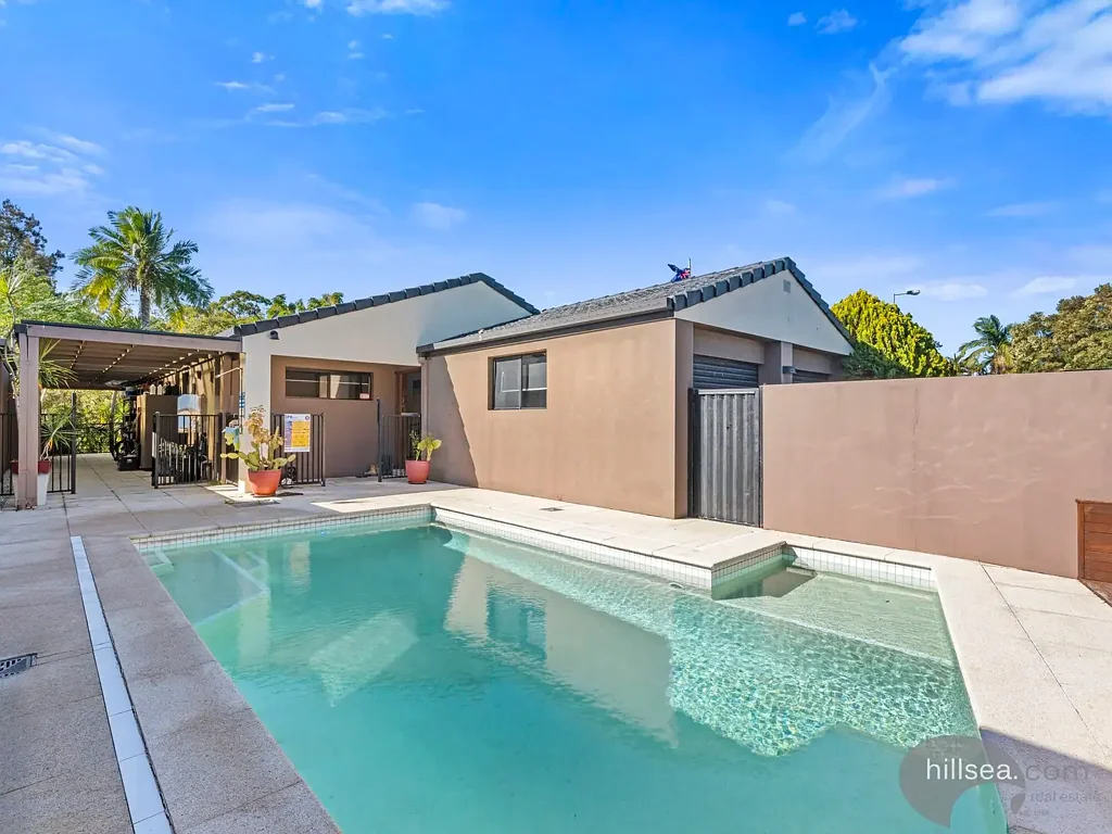 Helensvale 4Phòng ngủ "Affordable Family Living with Pool – Owners Keen to Sell! A Smarter Buy Than Building New – Just Needs a Little TLC"