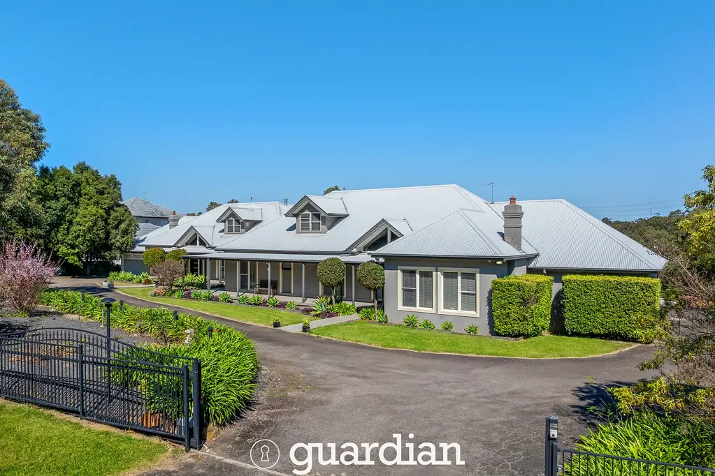 Dural 10Kwarto Enticing multi-generational acreage living