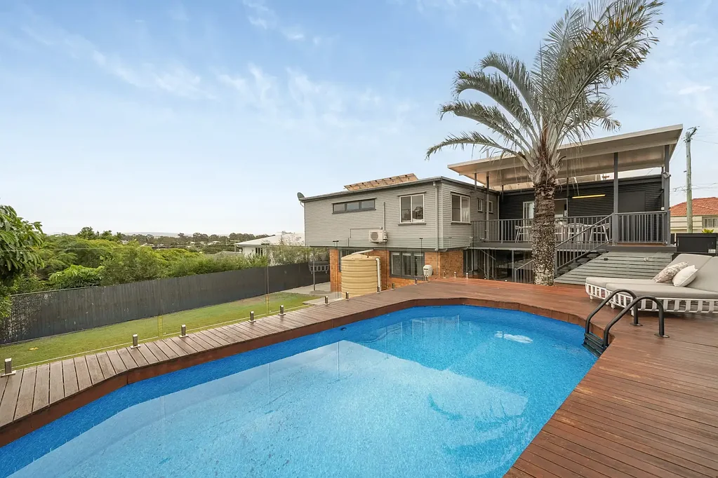 Wynnum 4कमरा Elevated Bayside Living with Exclusive City Views