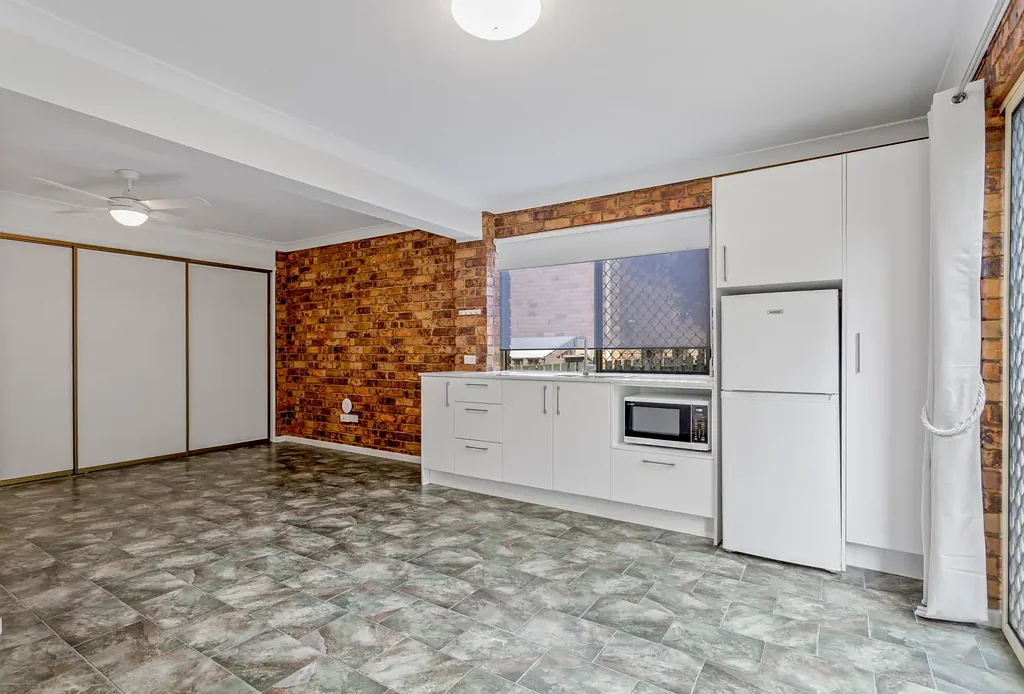 Quiet studio apartment with spacious ensuite/laundry and private yard. Price includes electricity, water, internet and lawn mowing
