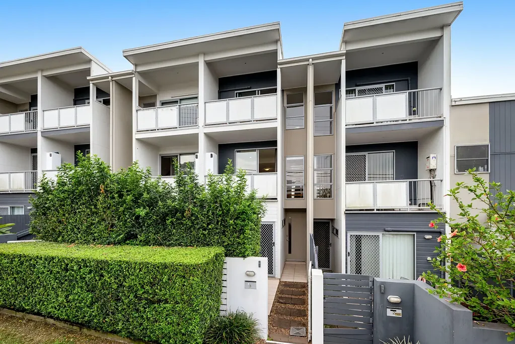 Morningside 3બેડરૂમ Strong lifestyle appeal, rent-back security & poolside perks - stroll to CBD trains & trendy cafes
